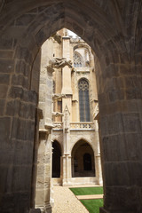 Obraz premium Cloître rénové de la cathédrale de Narbonne, Aude, Occitanie