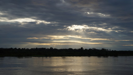 Fototapeta na wymiar raios de sol saindo das nuvens na amazônia
