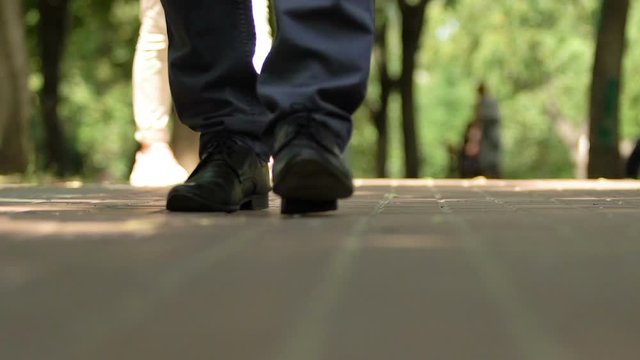 Woman running to give back keys to blind man who lost them in park, kindness