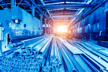 Obraz premium The interior of a big industrial building or factory with steel constructions