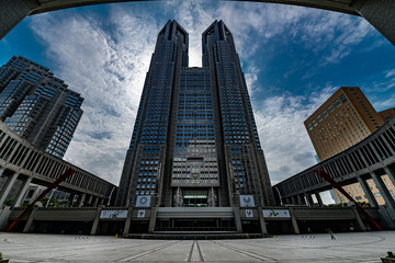 Naklejka premium 東京都庁と空、美しい太陽を背景に