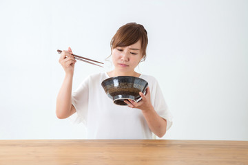 食べる女性