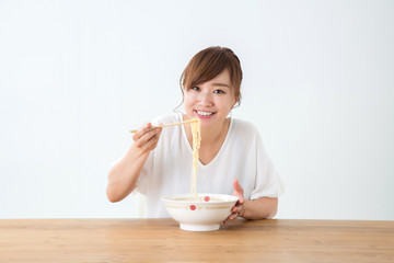 食べる女性