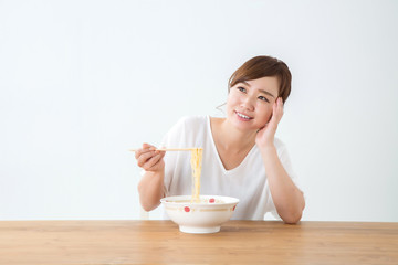 Obraz na płótnie Canvas 食べる女性