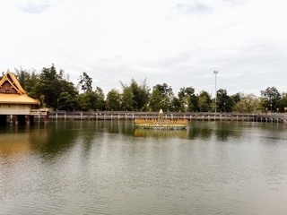 Obraz premium fountain in the middle of a pond in a Thai temple