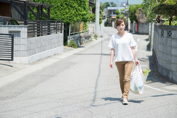 買い物帰りの主婦