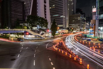 Fototapeta na wymiar 新宿、東京の夜の街、交通、車、道路、交差点