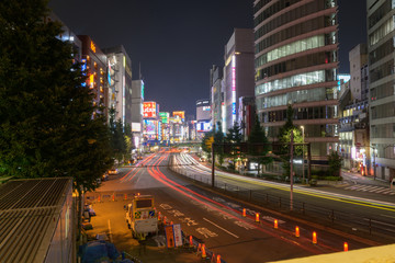 新宿、東京の夜の街、交通、車、道路、交差点