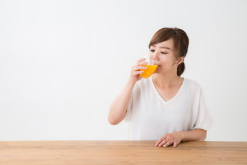 飲み物と女性