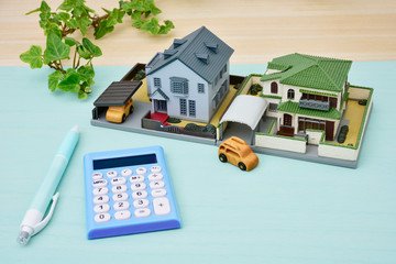 Housing model and calculator	住宅模型　電卓　車