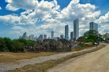 Vista panorámica del horizonte moderno de la ciudad de Panamá con modernos edificios de gran altura. Vista desde el viejo Panamá con una zona boscosa y rocosa en primer plano.