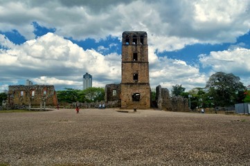 Ruinas de la torre de la catedral de la ciudad vieja de Panamá. Antigua Catedral de Panamá en el Complejo Histórico Monumental de Panamá Viejo (Sitio del Patrimonio Mundial de la UNESCO)