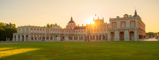 Fototapeta na wymiar Royal Palace of Aranjuez at dawn