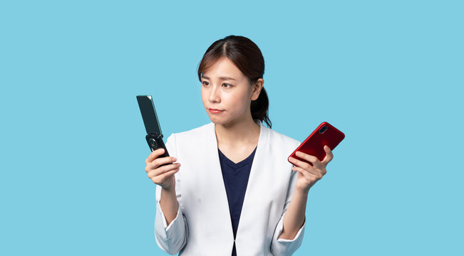 スマホとガラケーを比べる女性