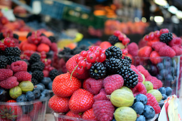 Mercado de calle con frutas del bosque de verano