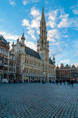 Obraz premium Long exposure of the majestic Grand Place main square in Brussels with the city hall and blurred motion of people, Belgium.
