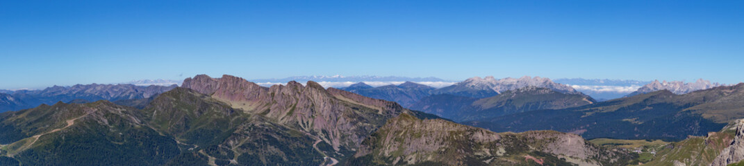 Fototapeta na wymiar Panorama montagne dolomiti Pale di San Martino