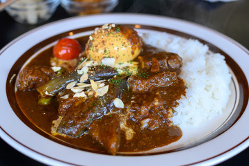 具沢山のカレー。野菜、肉。