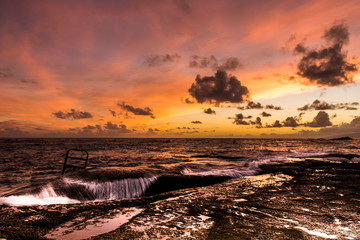 rojo atardecer en el puerto