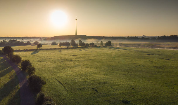 Die Wiesen an der Ruhr in Duisburg im Fr&uuml;hnebel bei Sonnenaufgang aus der Luft