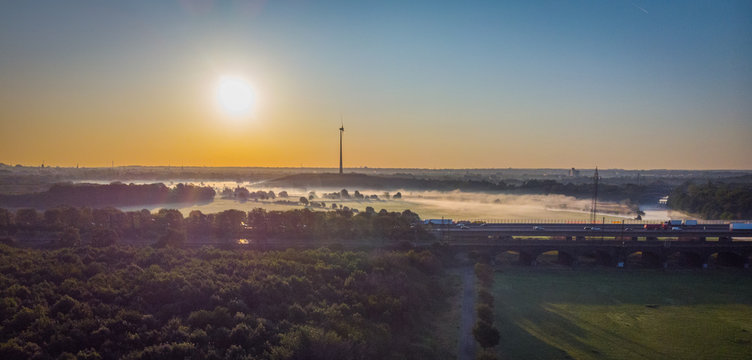 Die Wiesen an der Ruhr in Duisburg im Fr&uuml;hnebel bei Sonnenaufgang aus der Luft