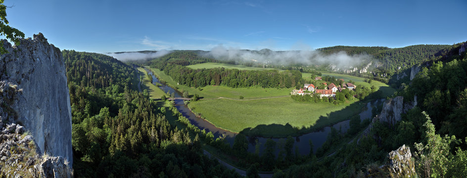 Der Naturpark Oberes Donautal bei Thiergarten vom Rabenfelsen, Schw&auml;bische Alb