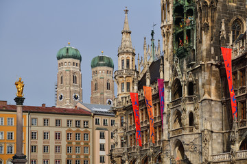 Fototapeta premium Fasada ratusza i Liebfrauendom | Monachium