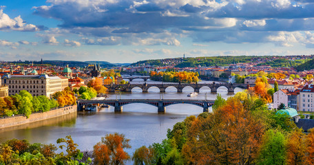 Fototapeta na wymiar Autumn view to Charles bridge on Vltava river in Prague, Czech Republic. Autumn view to Charles Bridge, Prague old town and Vltava river from popular view point in the Letna park (Letenske sady).