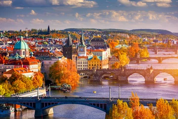 Foto op Canvas Herfst uitzicht op de Karelsbrug over de rivier de Moldau in Praag, Tsjechië. Herfst uitzicht op de Karelsbrug, de oude stad van Praag en de Moldau vanaf het populaire uitkijkpunt in het Letna-park (Letenske sady). © daliu