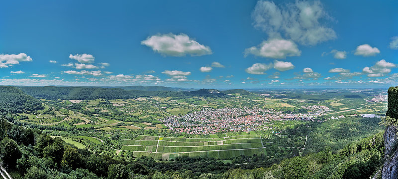 Die Stadt Neuffen mit Weinbergen, der Albtrauf und das Albvorland, Schw&auml;bische Alb