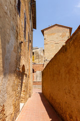 Fototapeta na wymiar Narrow street in Italian city of San Gimignano