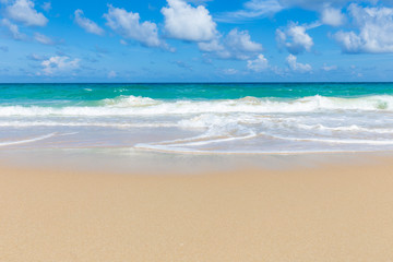 Fototapeta na wymiar Tropical sea beach white wave against blue sky cloud