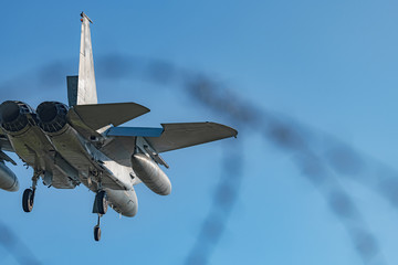 着陸態勢の戦闘機
