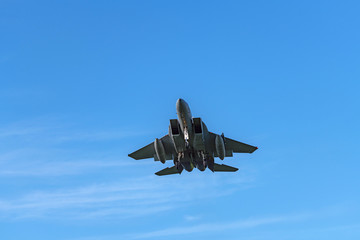 着陸態勢の戦闘機