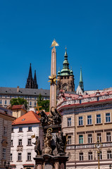 Obraz premium View of Prague Castle from Mala Strana (Lesser Town of Prague) with Holy Trinity Column in front.