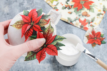 How to make a Christmas ball with decoupage technique - obrazy, fototapety, plakaty