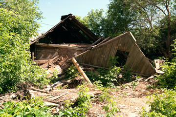 Obraz premium Old ruined house, wreckage of wooden boards