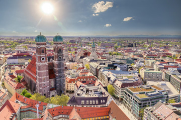 Naklejka premium Widok z lotu ptaka na ratusz Marienplatz i Frauenkirche w Monachium, Niemcy