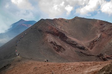 Escursionisti e turisti in trekking durante un escursione sul cratere del Vulcano Etna in Sicilia © Etna ·REC Attivo
