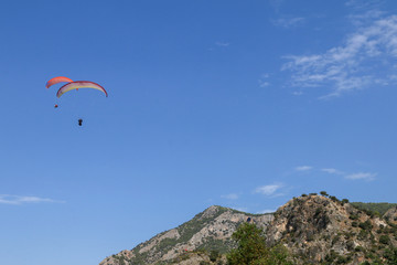 Fototapeta na wymiar parasailing in the fethiye babadağ mountains