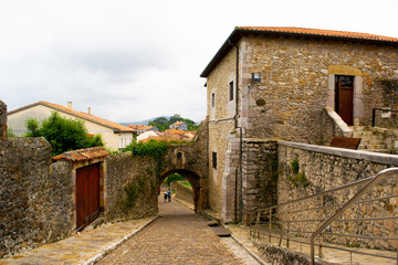 Fototapeta na wymiar Paisaje urbano antiguo en un pueblo medieval, Cantabria España