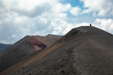 Escursionisti e turisti in trekking durante un escursione sul cratere del Vulcano Etna in Sicilia © Etna ·REC Attivo