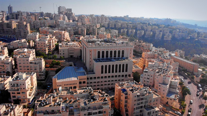 Obraz premium Jerusalem Belz Great Orthodox Synagogue Aerial view Drone footage over Large Orthodox synagogue in Jerusalem Israel