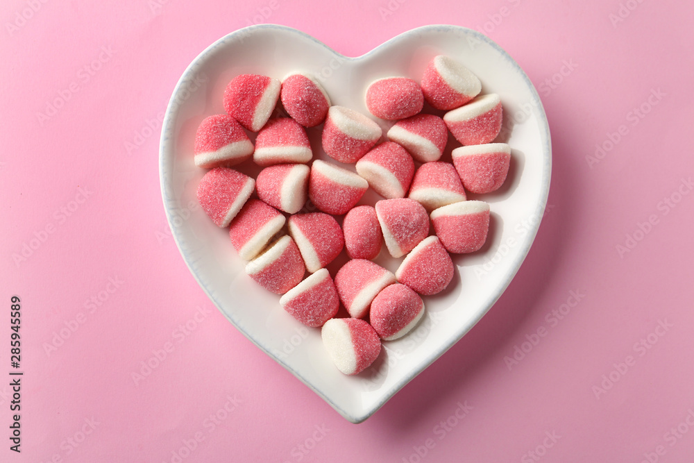 Poster Plate of sweet jelly candies on pink background, top view