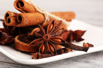 Obraz na płótnie Canvas cinnamon, staranise and cloves. winter spices on wooden table
