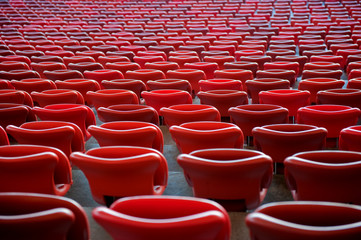rote Sitze in einem Stadion zusammengeklappt © Simon