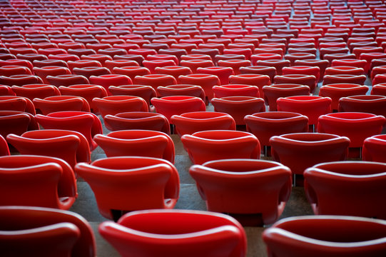 rote Sitze in einem Stadion zusammengeklappt