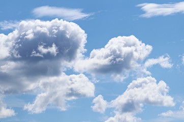 Obraz na płótnie Canvas Cumulus clouds on a sunny day in the blue sky in summer