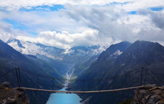 Hiking the Zillertal Alps from Schlegeisspeicher (water reservoir) to Olperer H&uuml;tte and famous instagram swing bridge