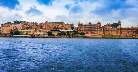 Obraz premium panoramic view of City palace at the banks lake pichola in Udaipur, India.